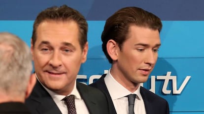 El l&iacute;der ultraderechista Heinz-Christian Strache, y el conservador Sebastian Kurz, el pasado 15 de octubre, en Viena. 