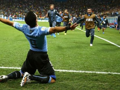 Luis Suárez celebra su segundo gol a Inglaterra.