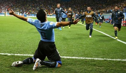 Luis Suárez celebra su segundo gol a Inglaterra.