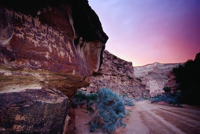 Escondida entre as ardentes montanhas areníticas do Estado de Utah está uma das mais antigas galerias de arte ao ar livre do mundo: o Nine Mile Canyon, um desfiladeiro de 74 quilômetros que abriga milhares de gravuras rupestres talhadas pelas tribos fremont e ute entre os anos 600 e 1300. As cenas – distribuídas ao longo de todo o cânion e facilmente acessíveis pela estrada que o atravessa – mostram desde imagens de guerra e sacrifícios até a criação de animais e dinâmicas familiares e de grupo. É interessante contemplar os petróglifos acompanhado por um guia local que ajudará a decifrar a narração visual e o significado desta singular arte rupestre. A visita ao cânion é feita em uma maravilhosa excursão de um dia, para a qual se deve levar comida e água (não há lojas ao longo do caminho). Podemos obter informações sobre as principais jazidas na área no centro de visitantes do Condado de Carbon, em Price.