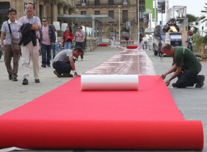 Los operarios ultimaban ayer la colocación de la alfombra roja del festival.