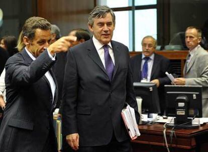 El presidente francés, Nicolas Sarkozy, a la izquierda, charla con el primer ministro británico, Gordon Brown, durante la cumbre de Bruselas.