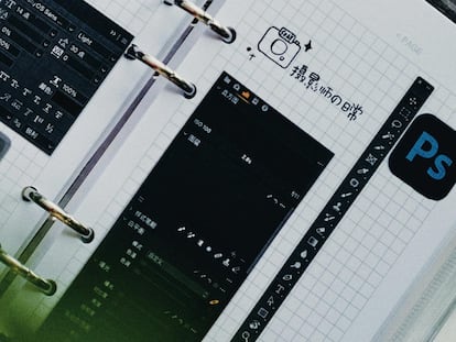 Logo de Photoshop en un cuaderno