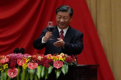 El presidente Xi Jinping brinda con sus invitados después de pronunciar su discurso en una cena con motivo del próximo 74º aniversario de la fundación de la República Popular China, en Pekín, el jueves.