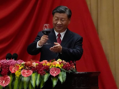 El presidente Xi Jinping brinda con sus invitados después de pronunciar su discurso en una cena con motivo del próximo 74º aniversario de la fundación de la República Popular China, en Pekín, el jueves.