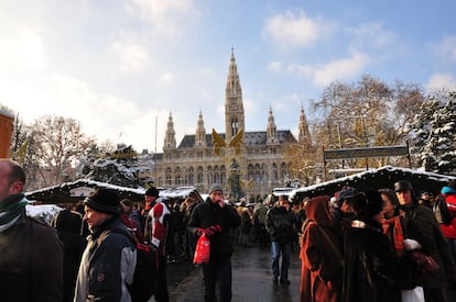 Nieve, majestuosos edificios, frío, iluminación navideña, mucha gente abrigada, y puestos donde comprar. Esta es la estampa más típica estos días en Viena, donde algunos mercados navideños tienen una tradición de más de 700 años. En la imagen, el mercado de la Rathaus, probablemente el más emblemático de la ciudad.