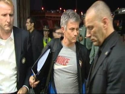 Mourinho aterriza en Barajas en medio de un gran revuelo