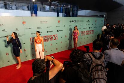 Pilar Fernández Santacruz y Mariana Zaragoza, desfilan por la Alfombra Roja de la Gala de Inauguración del 37 Festival Internacional de Cine de Guadalajara