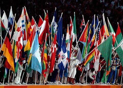 Tras las actuaciones musicales y las representaciones de los actores cada uno de los países que han participado en los Juegos han sido representados en el estadio por una bandera.