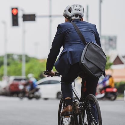 Salary workers are cycling in the city to work at rush hour.