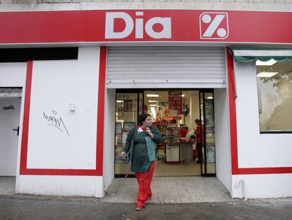 Una trabajadora sale de un supermercado Dia en Madrid