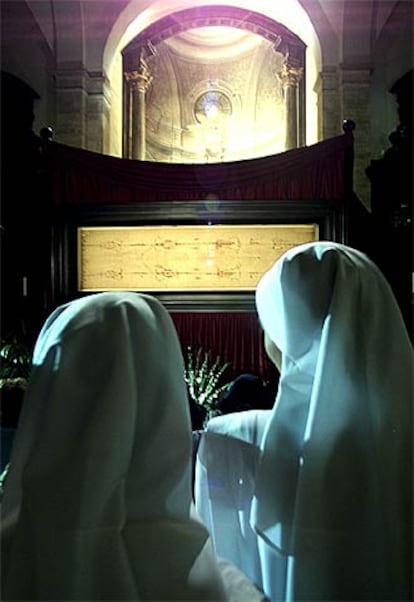 Dos monjas, ante la Sábana Santa, en la catedral de Turín.