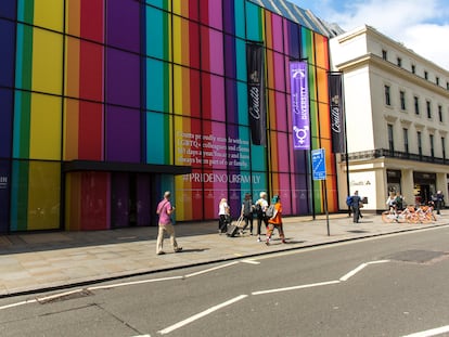 Un centro comercial de Londres con su fachada forrada entera con los colores de la bandera LGTBIQ+ en 2019.