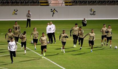 Los jugadores del Real Madrid participan en el entrenamiento del equipo celebrado en la Ciudad Deportiva Ittihad en Yeda, Arabia Saudí, donde mañana se disputará la final de la Supercopa, un derbi en toda regla que sitúa frente a frente al Real Madrid y el Atlético Madrid.