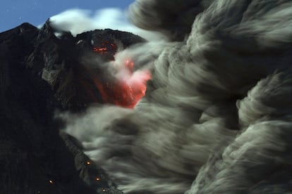 Vista del volcán Sinabung, que expulsa lava y cenizas volcánicas, desde la localidad de Karo, Sumatra Norte (Indonesia). Entró en erupción el cinco de octubre. En julio y febrero ya se registró una intensa actividad que dejó un total de 15 personas muertas y más de 30.000 desplazadas.