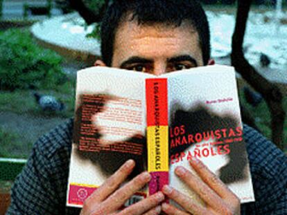 El editor Arturo Castelló, con uno de sus libros.