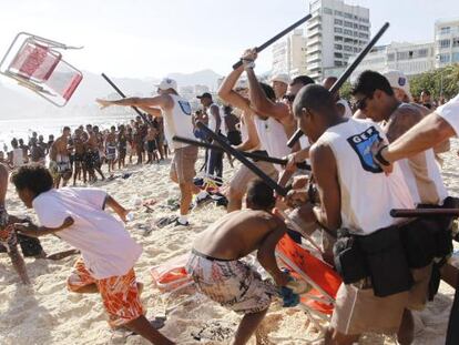 La Policía Militar y la guardia municipal reprimen peleas y robos en la playa del Arpoador. 