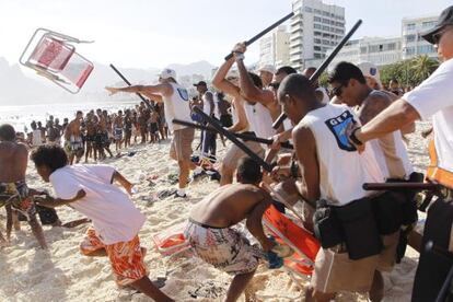 La Policía Militar y la guardia municipal reprimen peleas y robos en la playa del Arpoador. 