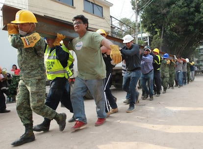 Miembros del Ejército mexicano y voluntarios realizan labores de rescate en el colegio Enrique Rébsamen en Ciudad de México, que colapsó tras el terremoto de 7,1 del martes causando la muerte de 37 personas, entre ellas 32 menores.