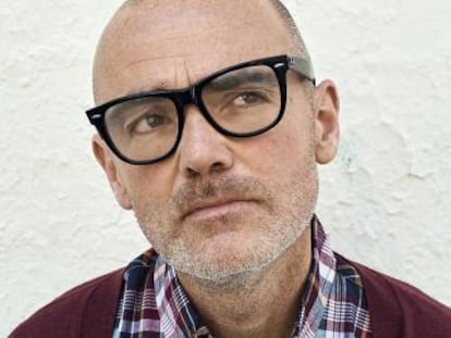 El inglés Sam Knee, retratado para ICON ensayando la cara que pondrá cuando un joven le diga que es fan de Phil Collins sin ninguna ironía.