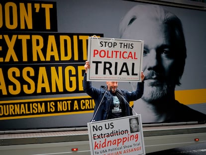 Un activista protesta frente al juzgado londinense de Old Bailey que dirime la audiencia de extradición de Julian Assange, el martes.