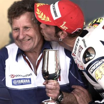 Valentino Rossi besa a Burgess tras ganar este año en el circuito de Jerez.