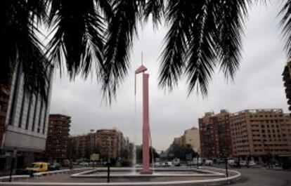 Vista general de la fuente, obra del escultor Miquel Navarro, que preside una de las entradas de la ciudad.