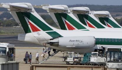 Pasajeros bajando de un avión de Alitalia.