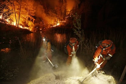 Un equipo de bomberos trabaja en un incendio forestal en Middletown, California (Estados Unidos). Al menos una persona ha muerto y más de 400 viviendas y negocios han sido destruidos hasta el momento por el rápido avances de las llamas.