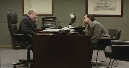 En el despacho del jefe se reparten muchos 'browns'. Como en la película 'Smoking room' (2002).