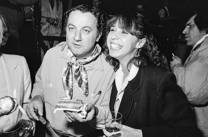 Coluche junto a su mujer Véronique en una fiesta celebrada en París en 1981.