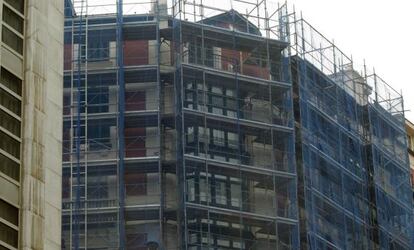 Un edificio de viviendas en el centro de Bilbao, durante su actual proceso de rehabilitación.