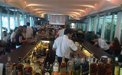 En un restaurante de São Paulo siguen el impeachment en vivo.