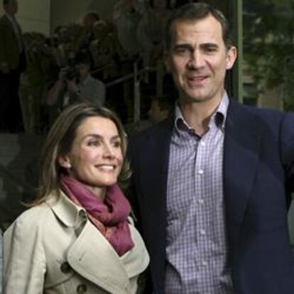 El Príncipe Don Felipe y la Princesa Doña Letizia en la entrada del Hospital Clínic de Barcelona antes de visitar al Rey Don Juan Carlos I