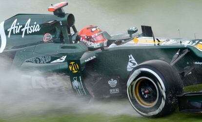 el finlandés Heikki Kovalainen corre con su Renault en el entrenamiento de Melbourne.