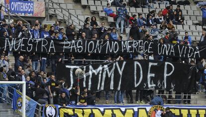 Los seguidores del Real Oviedo han homenajeado al fallecido ultra del Deportivo el pasado domingo, durante el partido de Segunda División que enfrentaba a su equipo al Zamora.