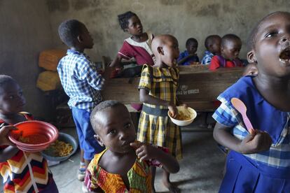 En la mayoría de los casos, la única comida que los niños hacen en todo el día es el almuerzo escolar. En la imagen, los niños hacen un descanso entre lecciones para comer.
