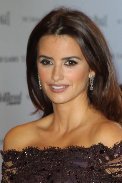 Polvos de sol en las mejjillas, ojos definidos y labios en una combinación de rosa y marrón como Penélope Cruz son la opción noctura perfecta para las pieles ya bronceadas.