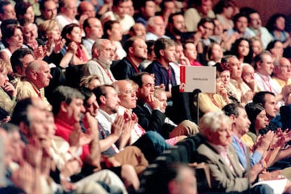 Dirigentes y delegados del PSOE, durante el 35º Congreso Federal del partido en julio de 2000.