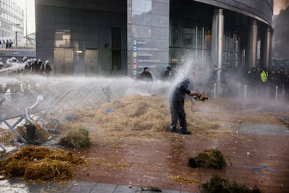 La policía antidisturbios usa agua para dispersar a los manifestantes frente al Parlamento Europeo, este jueves en Bruselas. 