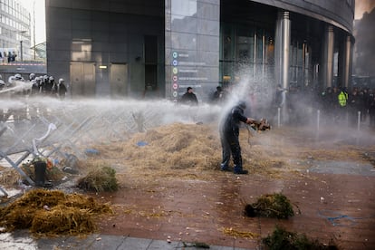 La policía antidisturbios usa agua para dispersar a los manifestantes frente al Parlamento Europeo, este jueves en Bruselas.