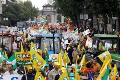 La manifestación contra la reforma del azúcar, durante su paso entre la Puerta de Alcalá y Cibeles, en Madrid.