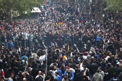 Seguretat a l'estadi Santiago Bernabeu abans del partit entre el Madrid i el Barça.