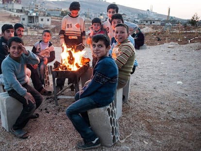 Refugiados sirios llegan a Arsal donde son atendidos por ONG en 2013