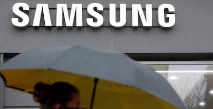 Una persona pasa junto a una tienda de Samsung. 