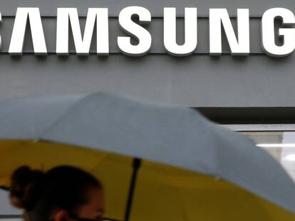 Una persona pasa junto a una tienda de Samsung. 