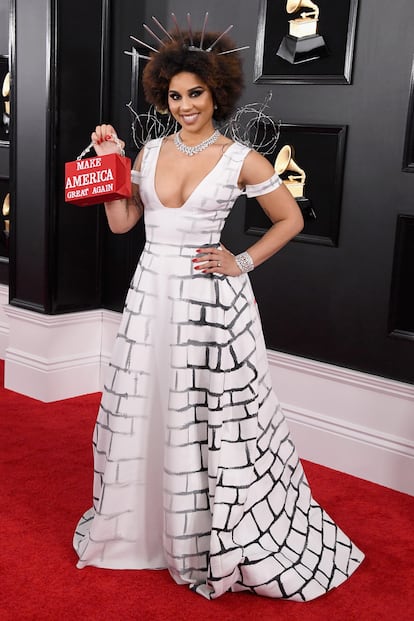 "Confío en el presidente, acabo de lanzar un álbum llamado Home Sweet Home (Hogar dulce hogar) y trata sobre mi amor por América". Con estas palabras la cantante Joy Villa explicaba en la alfombra roja de los Grammy 2019 el motivo de su atuendo. La cantautora estadounidense acudió a la ceremonia con un diseño que simulaba un muro en clara referencia al deseado por Donald Trump en la frontera entre Estados Unidos y México. La marca Desi Designs está detrás del vestido y no ha tardado en utilizar sus redes sociales para desvincularse de "las opiniones de su clienta".