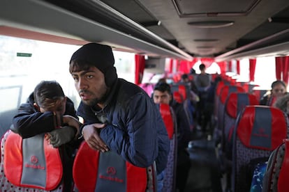 Un grupo de refugiados sirios emprende el retorno a su país de origen en un autobús desde Esenyurt, en Estambul.