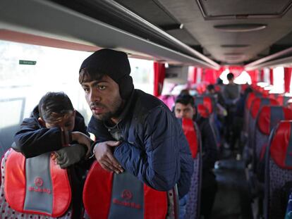 Un grupo de refugiados sirios emprende el retorno a su país de origen en un autobús desde Esenyurt, en Estambul.