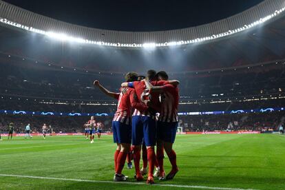 Los jugadores del Atleti celebran el gol de Koke.